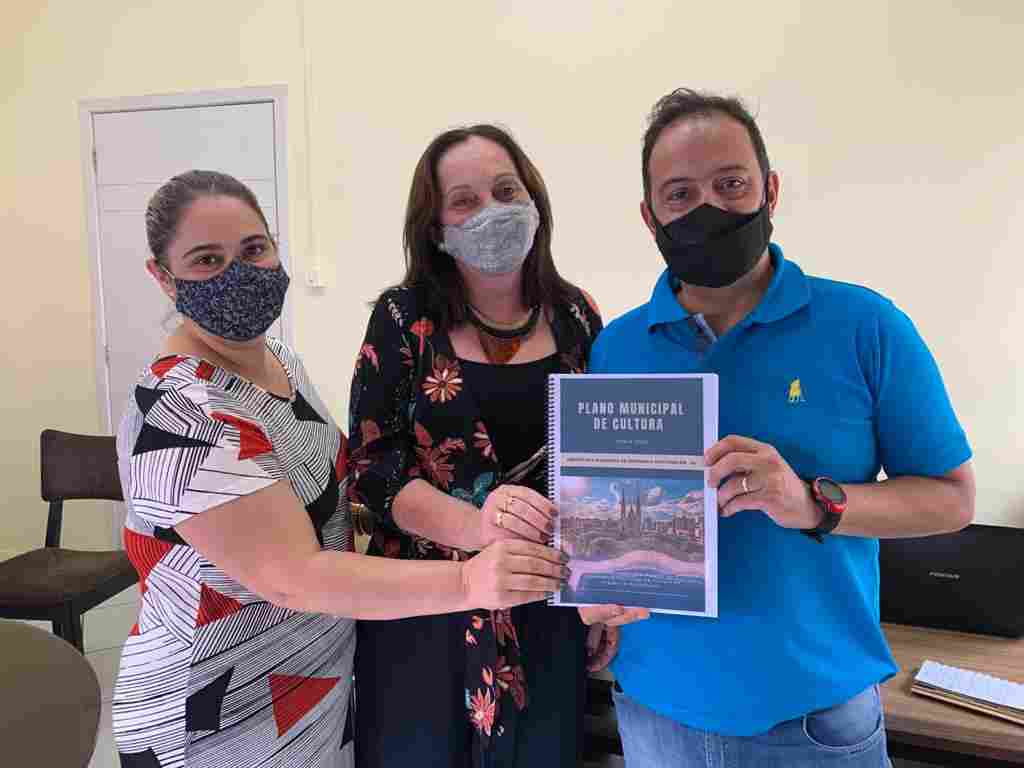 Presidente recebe cópia do plano municipal de cultura